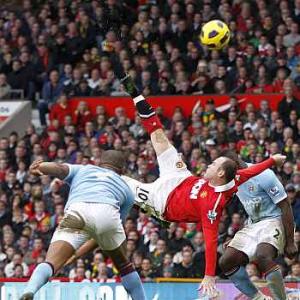 Rooney's 'bicycle' pedals Man Utd past City