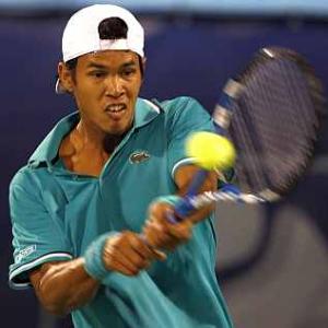 Federer eases past Somdev in Dubai