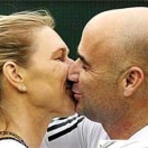 Agassi shows 'nude' image of wife Graf at auction