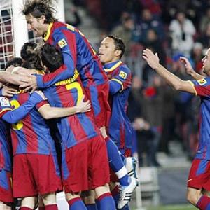 Barca march on at top, Valencia squeeze 4-3 win