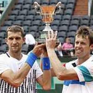 Mirnyi and Nestor win doubles final in Paris