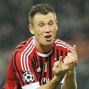 Milan's Cassano out for months, to have surgery