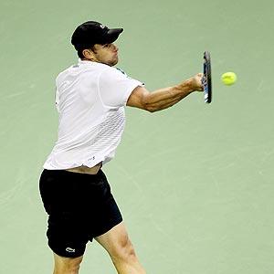 Roddick battles past Lu in Shanghai
