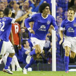 Fellaini and Everton stun Man United in league opener