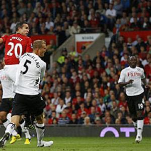 EPL: Van Persie strikes as United edge Fulham 3-2