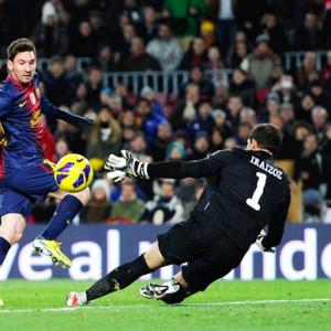 Soccer Roundup: Record for Barca, United go clear