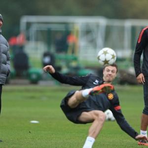 PHOTOS: Table-topping United face testing nine days