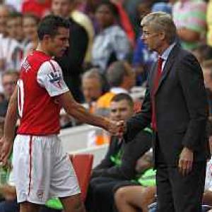 Van Persie says no fallout with Wenger