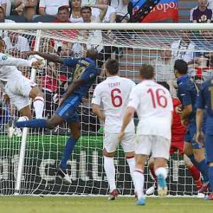 PHOTOS: England, France settle in with a draw