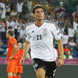 Gomez brace gives Germany 2-1 win over Dutch