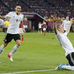 Bender strikes late to seal German win over Denmark