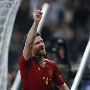 Alonso double puts Spain into semis