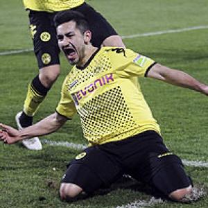 Dortmund reach German Cup final with late goal