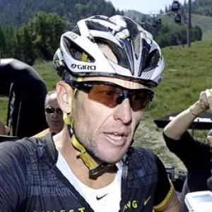 Armstrong steps down from charity Livestrong