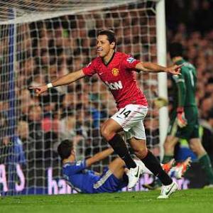 Hernandez seals controversial win for Man United