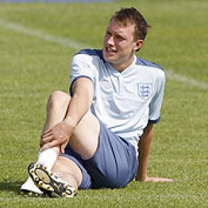 Knee surgery sidelines United's Jones for two months