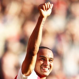 Walcott wants to stay at Arsenal as talks continue