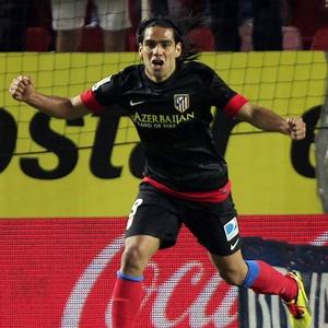 Atletico beat Sevilla to keep pace with Real