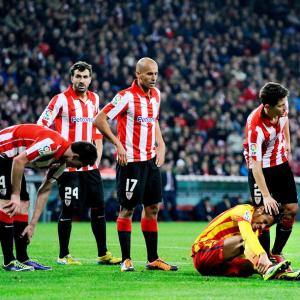 European Roundup: Barca in first loss, Arsenal stay clear
