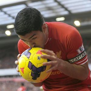 EPL PHOTOS: Suarez puts Liverpool top as Manchester City hit four