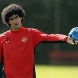 Manchester United's Fellaini sidelined for weeks after wrist surgery
