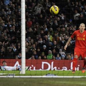 Magician Aguero salvages draw for City
