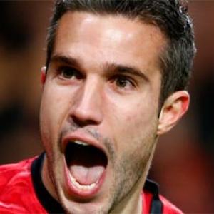 Van Persie shines again as Manchester United march on