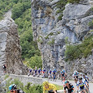 Tour de France: Contador crashes going on the attack to Froome