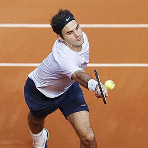 French Open: Federer scrapes past Simon