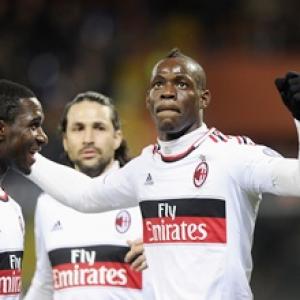 Balotelli helps 10-man Milan sink Genoa