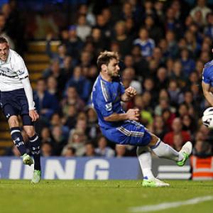 Sigurdsson strike helps Spurs hold Chelsea