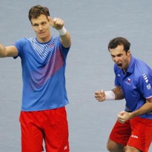 Czechs win doubles to take 2-1 lead in Davis Cup final