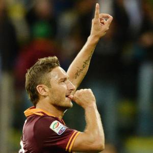 Serie A: Totti, Strootman help Roma maintain perfect start