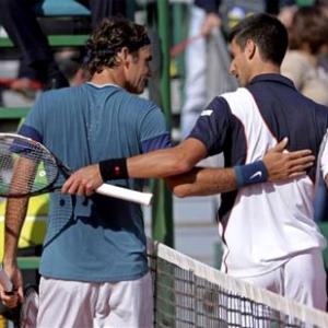 Federer ousts ailing Djokovic in Monte Carlo semis