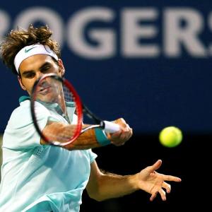 Sports shorts: Federer storms into final, Venus upsets Serena