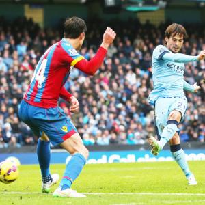 EPL PHOTOS: Silva gives Manchester City win, United held