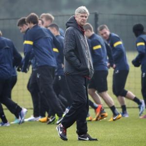 'Arsenal squad want Wenger to sign new contract'