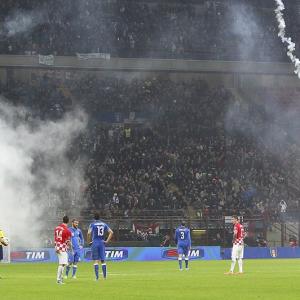 Euro 2016 qualifiers: Croatia draw with Italy amid flares, crowd trouble