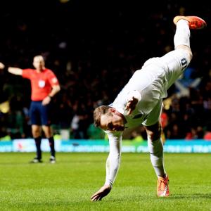 Rooney's brace helps England floor Scotland