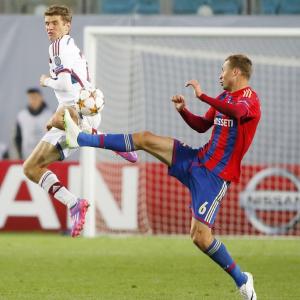 Roundup: Mueller's penalty gives Bayern win; Martinez steals show