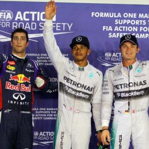 Hamilton edges Rosberg to secure Singapore pole