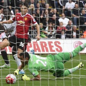 Swansea end United unbeaten start, Southampton win