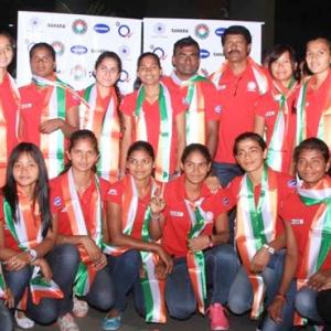 Drums and loud cheers welcome Indian women's hockey team