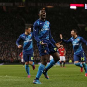 Welbeck sinks United as Arsenal reach FA Cup semis
