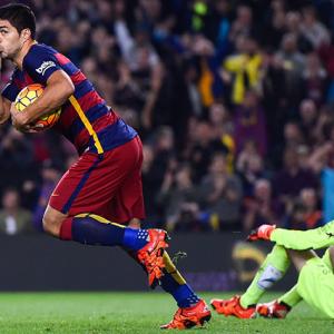 Suarez agrees new contract with Barcelona to 2021