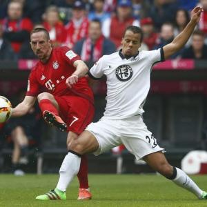 Sublime Ribery volley keeps Bayern on title course