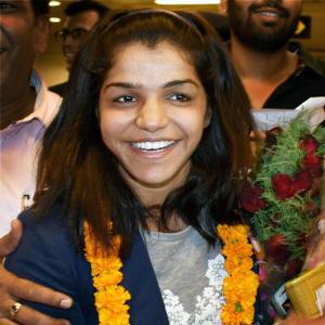Sakshi accorded grand welcome, presented Rs 2.5 crore cheque