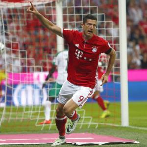 Bundesliga: Lewandowski treble as six-goal Bayern rout Werder