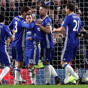 High-flying Chelsea keep focus, United still hopeful of EPL title