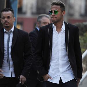 Neymar says father was against move to PSG